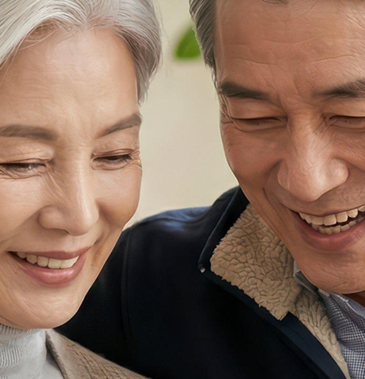 함께 웃고 있는 노부부
