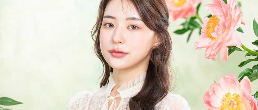 꽃 배경 앞의 여성