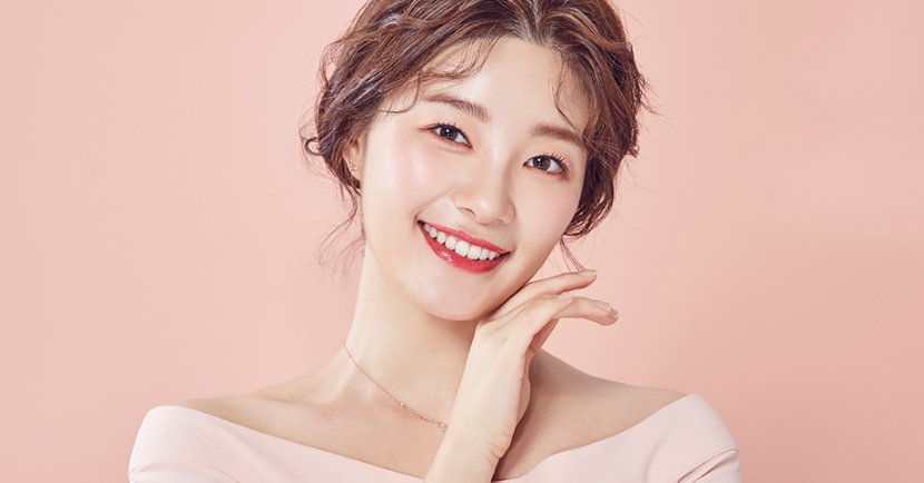 환하게 웃는 여성