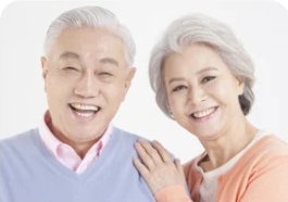 웃고 있는 노부부