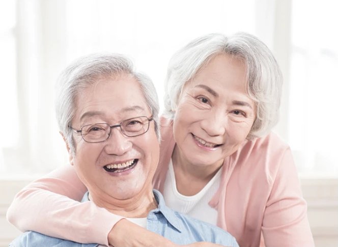 환하게 웃는 노부부