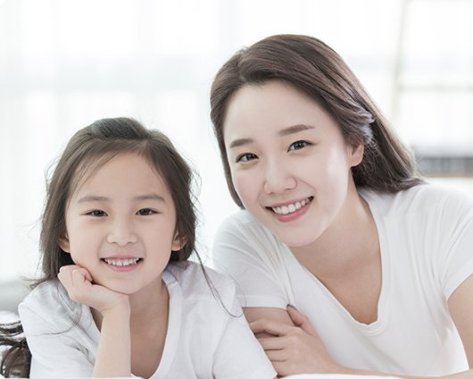 환하게 웃는 엄마와 딸