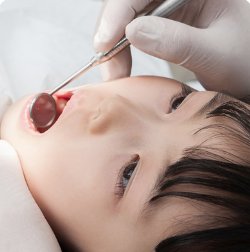 치과에서 치아를 살펴보는 어린이