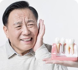 치통으로 볼을 감싼 어르신