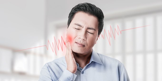 치통으로 볼을 감싸 쥔 남성